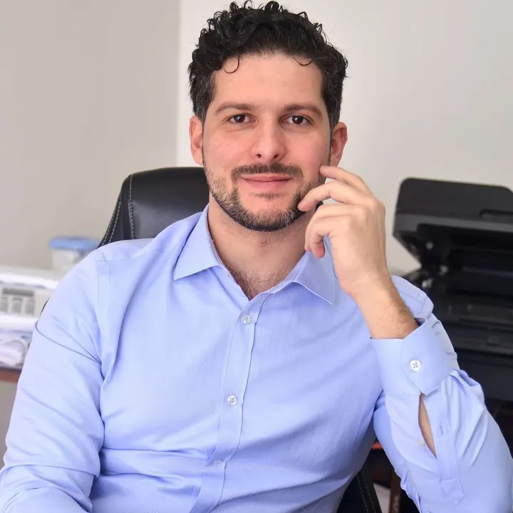 Ritratto del Dott. Mario Salinas, psicologo clinico a Grottaglie e Taranto