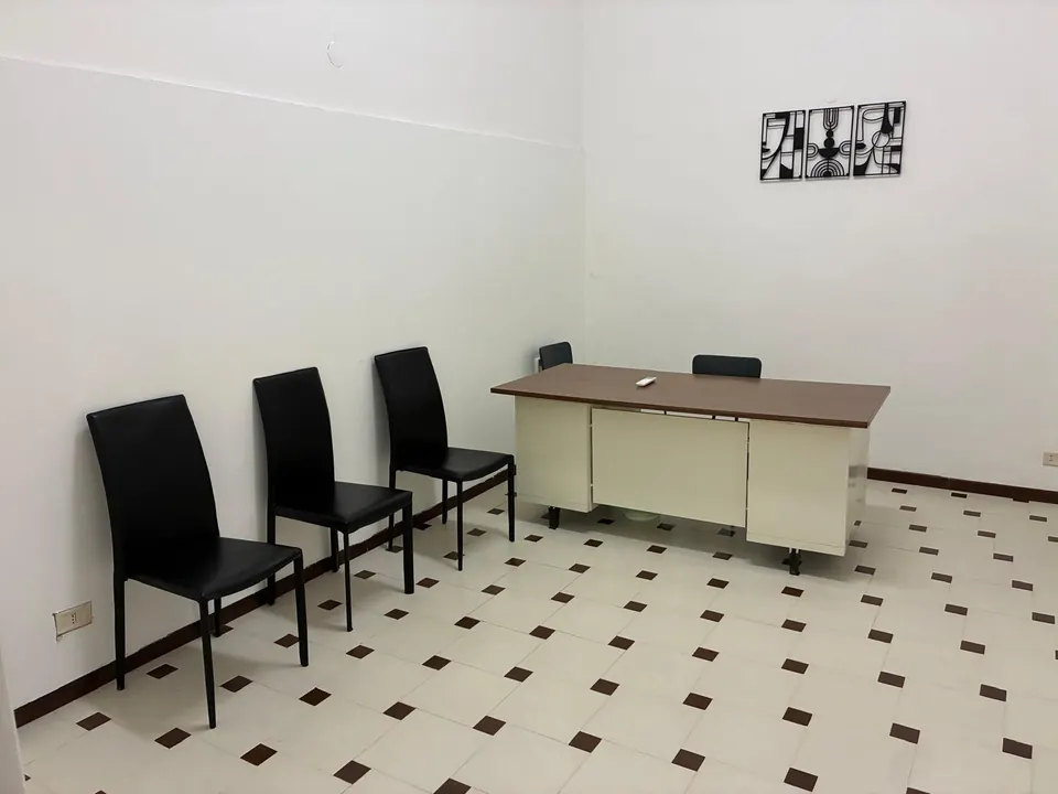 Sala d'attesa dello studio di Grottaglie con sedie e scrivania